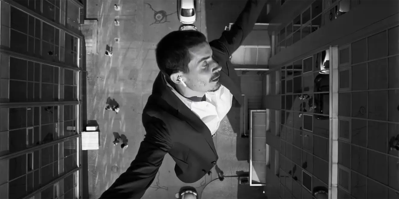 Apple AirPods Ad “Stroll” (2017)